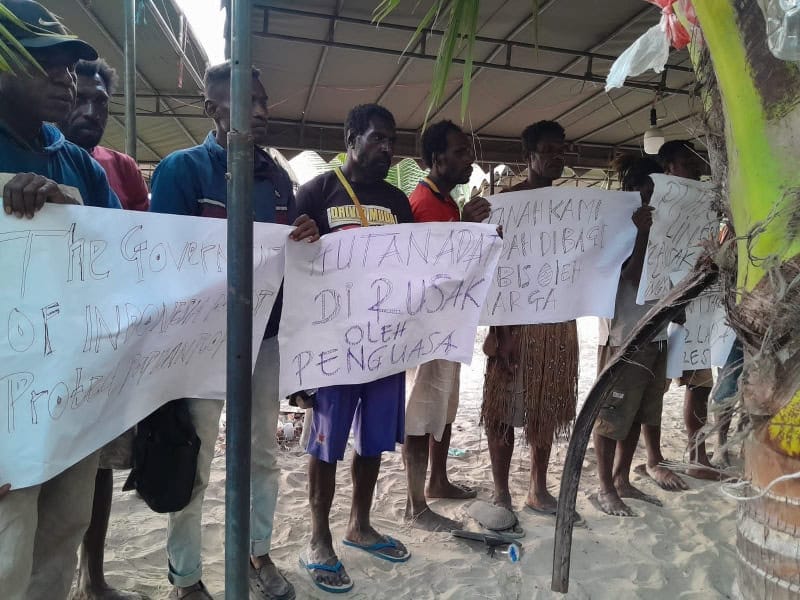 Forum Masyarakat Adat Malind Kondo Digul dan Solidaritas Merauke membentangkan poster-poster berisi penolakan terhadap Proyek Strategis Nasional atau PSN, yang merampas tanah dan hutan adat di Merauke, Provinsi Papua Selatan. - IST