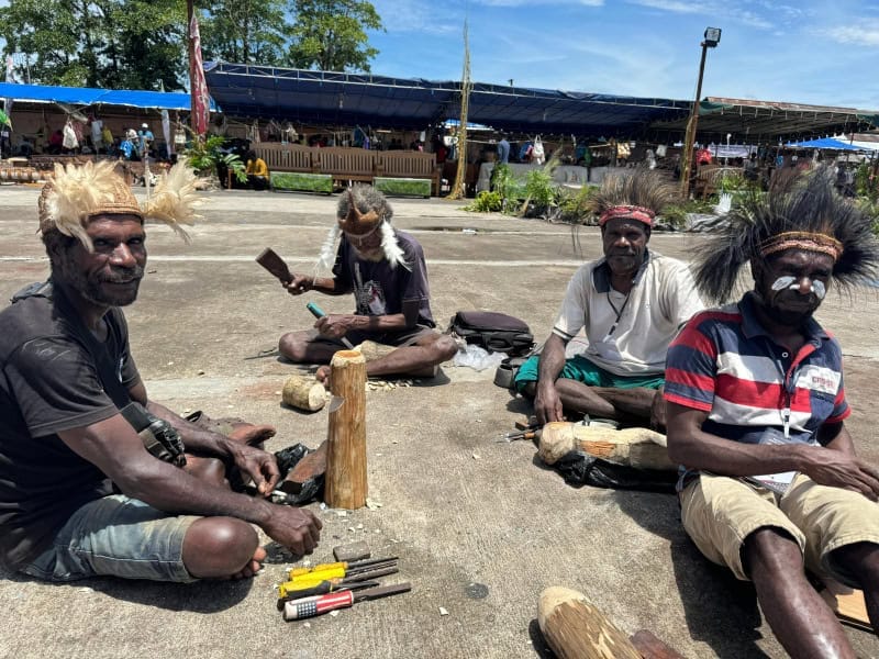 Para Seniman Asmat melakukan pengerjaan ukiran dalam kegiatan FAP ke-37 tahun 2024 di Lapangan Yos Sudarso, Agats, Kabupaten Asmat
