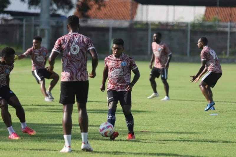 Selain meningkatkan fisik, para pemain PSBS Biak Numfor juga memoles taktik dan strategi, untuk menghadapi Semen Padang FC di Stadion Kapten I Wayan Dipta, Gianyar, Bali, Jumat (18/10/2024). - IST