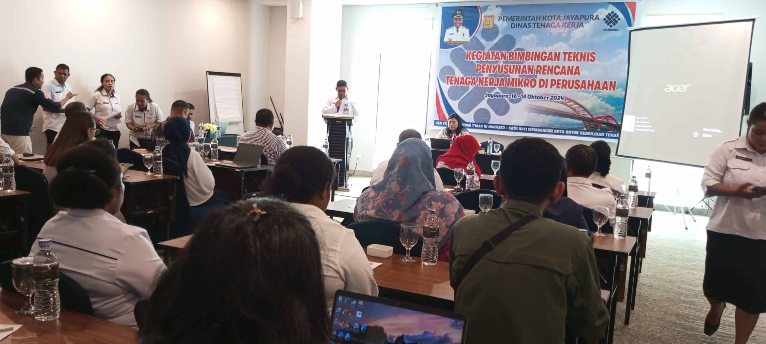 Sejumlah peserta perwakilan perusahaan di Kota Jayapura mengikuti pelatihan penyusunan rencana tenaga kerja mikro di salah satu hotel di Jayapura, Rabu (16/10/2024). - Jubi/Pes Yanengga