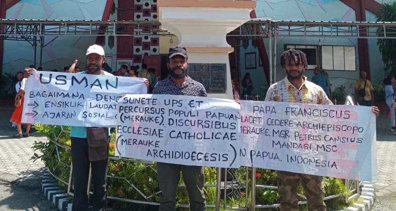 Beberapa anak Papua yang menamakan diri “Suara Kaum Awam Katolik Papua” melakukan aksi mingguan di depan Gereja Katolik Paroki Kristus Terang Dunia Waena, Jayapura, Minggu (20/10/2024). Mereka memrotes dukungan Uskup Merauke terhadap PSN di Papua Selatan. - IST