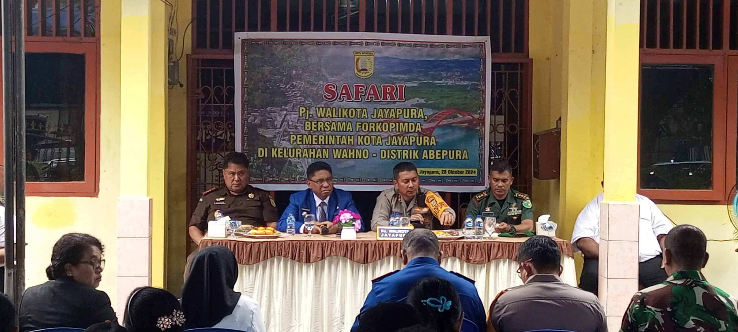 Safari Pj Wali Kota Jayapura Christian Sohilait bersama Forkopimda dan masyarakat setempat di Kelurahan Wahno, Distrik Abepura, Senin (28/10/2024). [Jubi/Pes Yanengga]