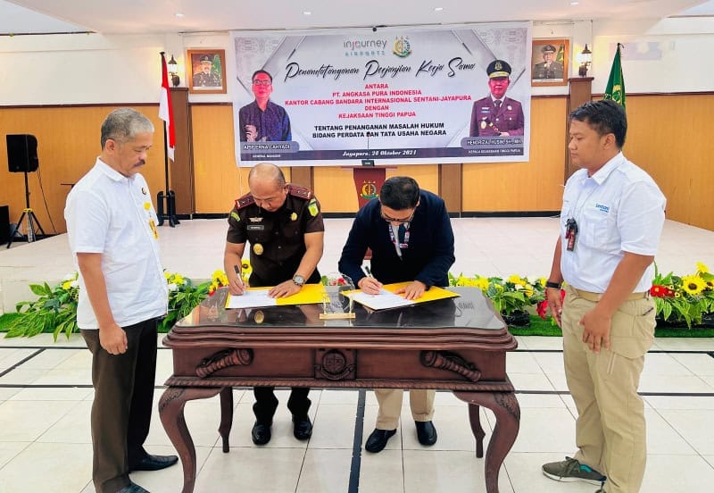 Kerja sama yang dilakukan tepat pada Hari Sumpah Pemuda, Senin (28/10/2024) itu, ditandatangani General Manager Bandara Sentani Apip E. Cahyadi, dengan Kepala Kejati Papua Hendrizal Husin.