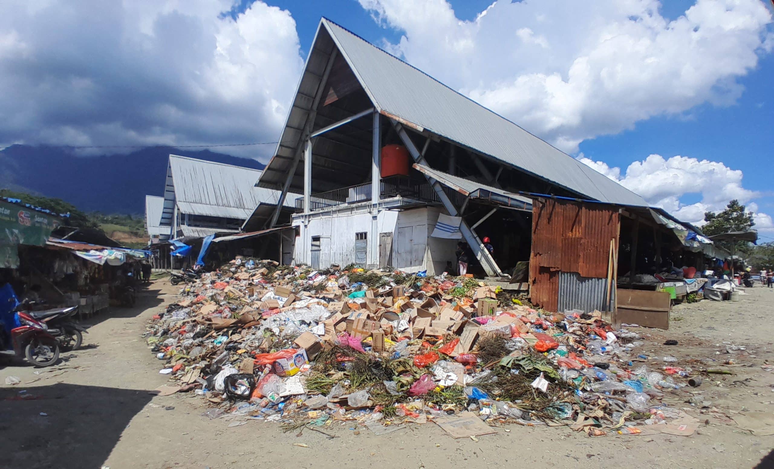 Tumpukan sampah di Blok E dan Blok F Pasar Pharaa Sentani, Kabupaten Jayapura, pada Rabu (6/11/2024). - Jubi/Silpester Kasipka