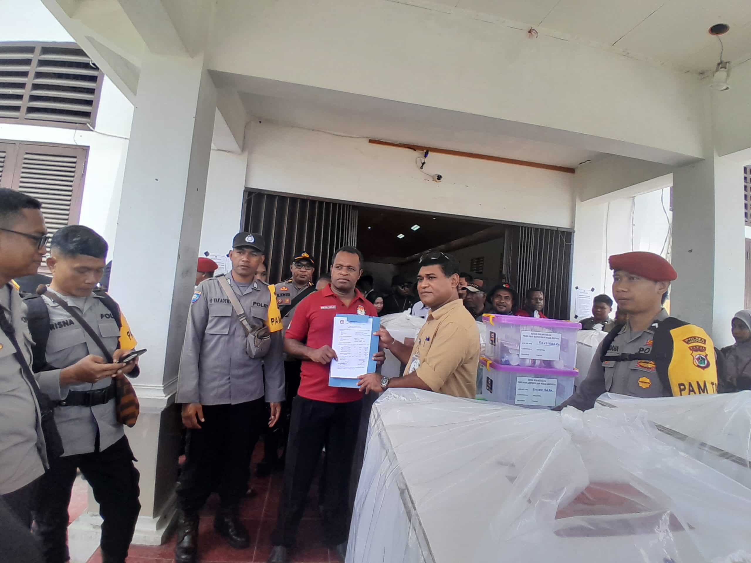 Ketua KPU Kabupaten Jayapura, Efra J.Tunya dan Marthan Yomblena Ketua PPD distrik Ravenirara di Gudang Logistik Puspeda Hawai, Kabupaten Jayapura, Papua pada Senin (25/11/2024).-Jubi/Silpester Kasipka