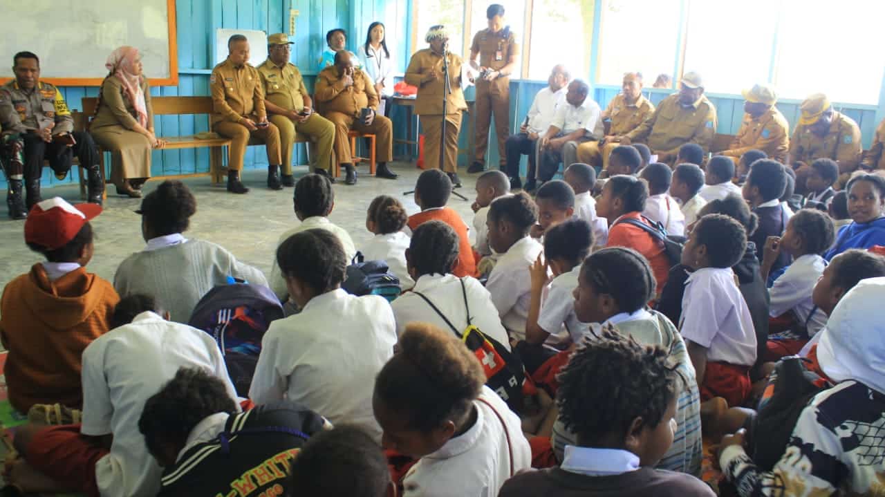 Foto bersama usai kegiatan "Pembagian Makan Bergizi kepada Siswa SD YPPK Napua" di SD YPPK Napua, Jalan Napua Walesi, Desa Wilekama, Distrik Napua, Kabupaten Jayawijaya, Provinsi Papua Pegunungan, Senin (18/11/2024). - Jubi/Ratty Auparai