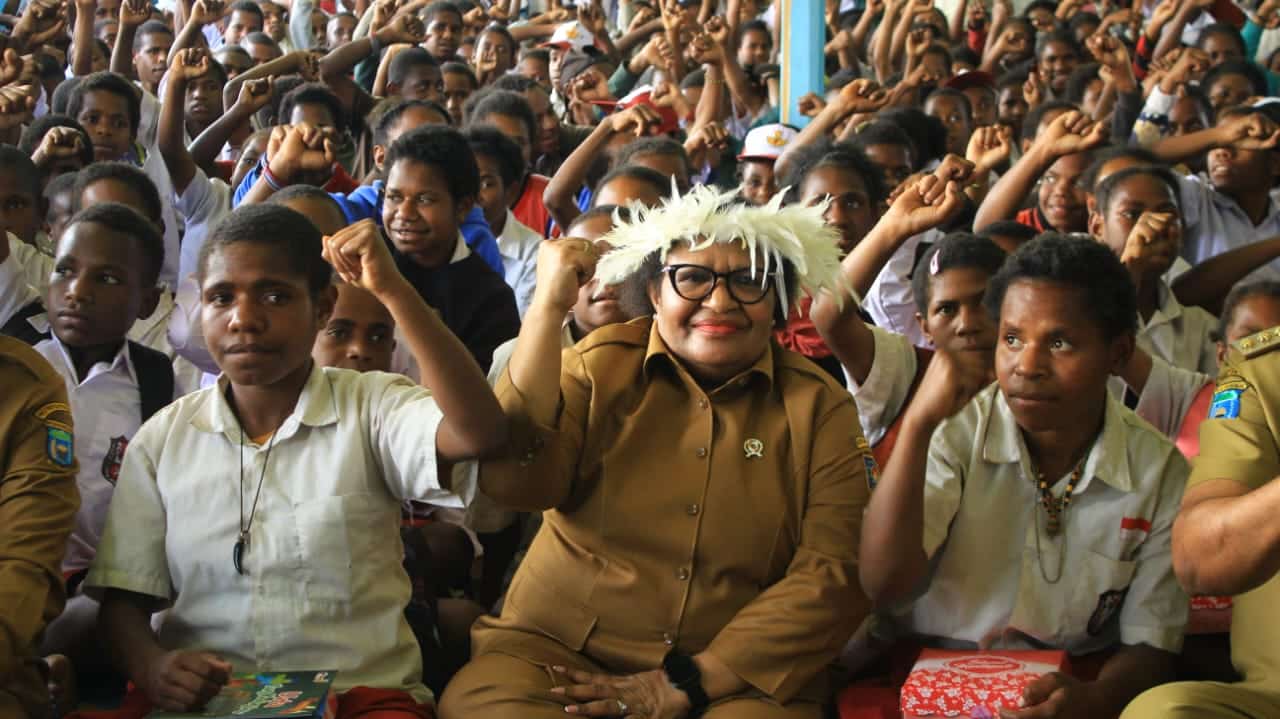 Wakil Menteri Dalam Negeri, Ribka Haluk, saat memberikan sambutan pada acara "Pembagian Makan Bergizi kepada Siswa SD YPPK Napua" di SD YPPK Napua, Jalan Napua Walesi, Desa Wilekama, Distrik Napua, Kabupaten Jayawijaya, Provinsi Papua Pegunungan, Senin (18/11/2024). - Jubi/Ratty Auparai