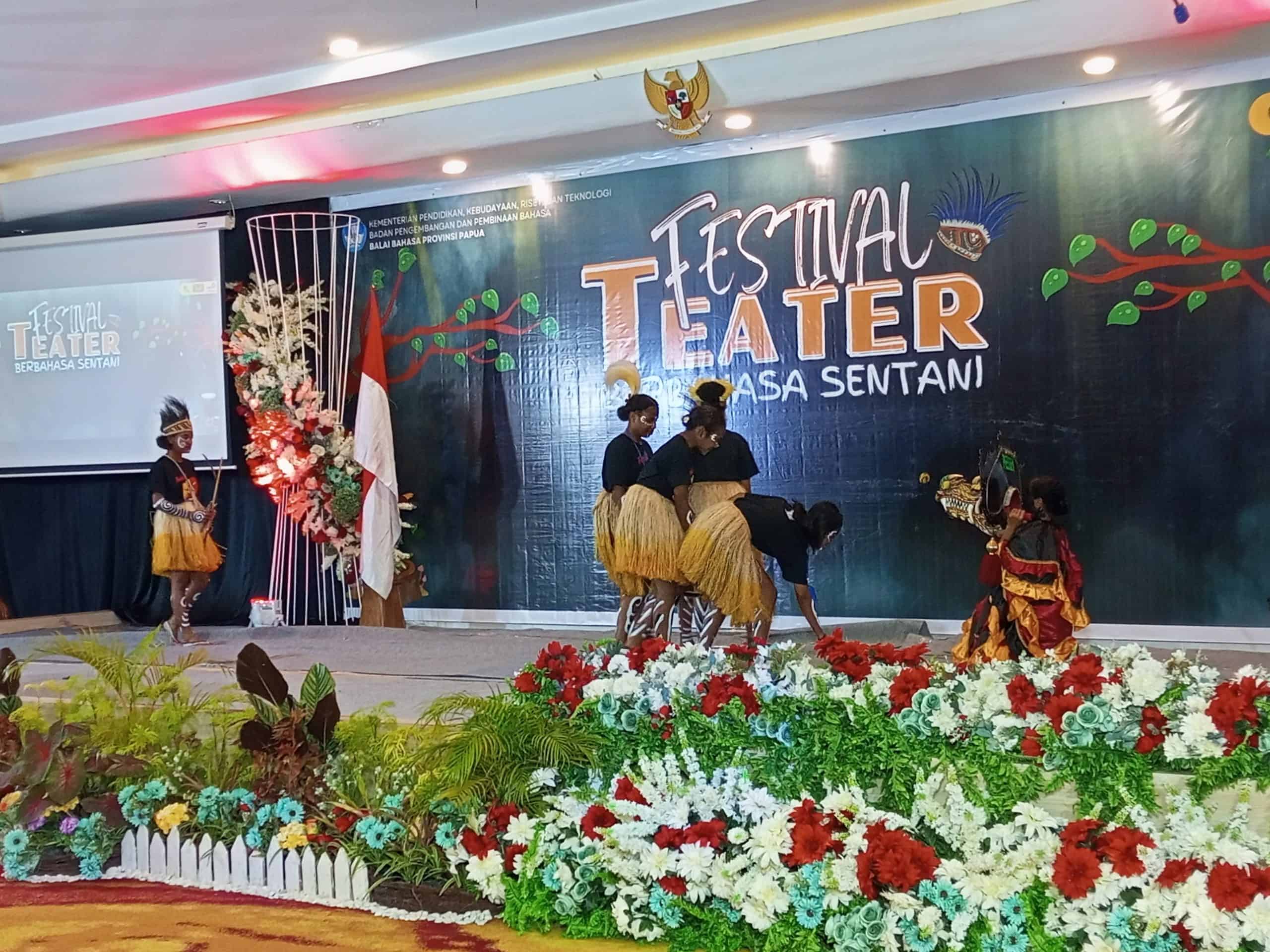 Penampilan seni teater asal mula Kampung Ohei/Asei oleh siswa SMK Negeri Penerbangan Waibu, Kabupaten Jayapura. -Jubi/Hans Makabori