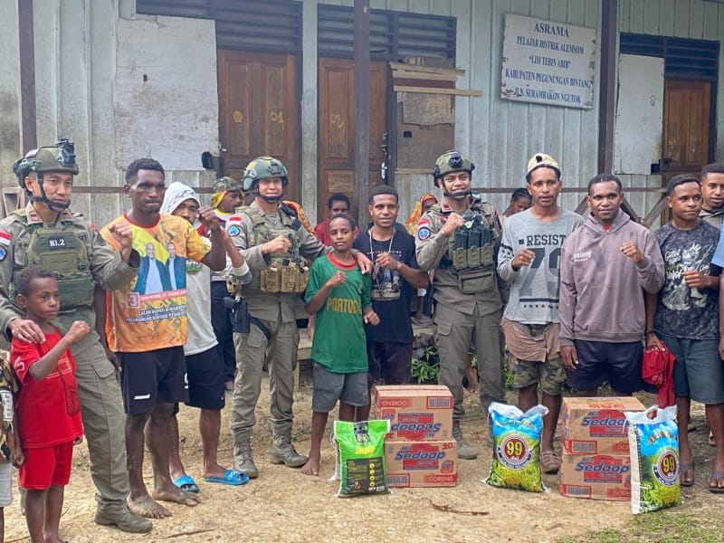 Satgas Tindak ODC 2024 foto bersama usai memberikan sembako di asrama Alemsom, Kampung Ngutop, Distrik Oksibil, Kabupaten Pegunungan Bintang, Provinsi Papua Pegunungan, Senin (11/11/2024). - IST