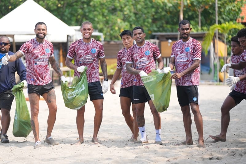 Para pemain dan official PSBS Biak Numfor secara spontan melakukan aksi bersih-bersih pantai Jerman, Kuta, Bali.