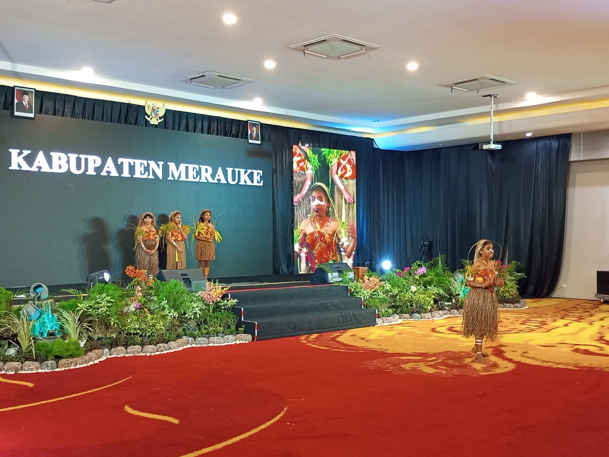 Penampilan para peserta FTBI Se-Tanah Papua 2024 pada pagelaran Festival Tunas Bahasa Ibu di Kabupaten Jayapura, Papua, pada Rabu (20/11/2024). -Jubi/Hans Makabori.