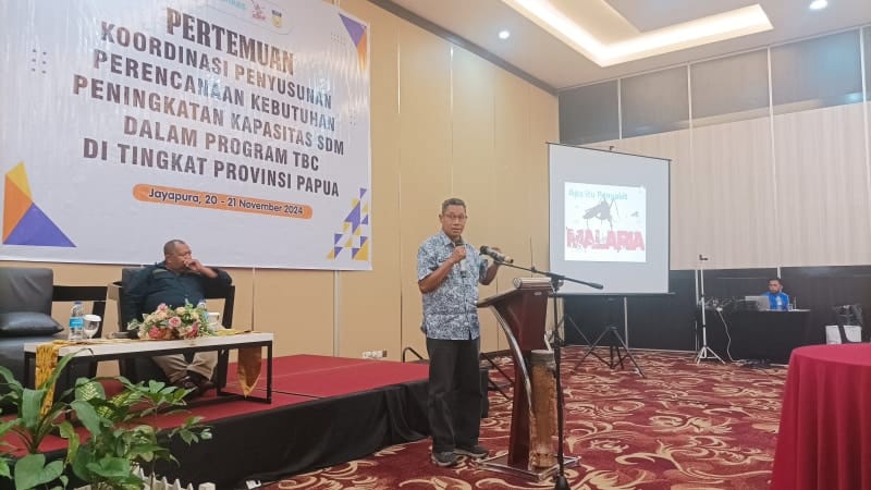 Kepala Balai Pencegahan dan Pengendalian AIDS, Tuberkulosis, dan Malaria atau BP2ATM, Dinas Kesehatan Provinsi Papua, dr. Beeri I.S. Wopari, M.Kes saat sosialisasikan penyakit malaria dan penanggulangannya di sebuah hotel di Jayapura, Papua, Kamis (21/11/2024). - Jubi/Fitri Ramadhani