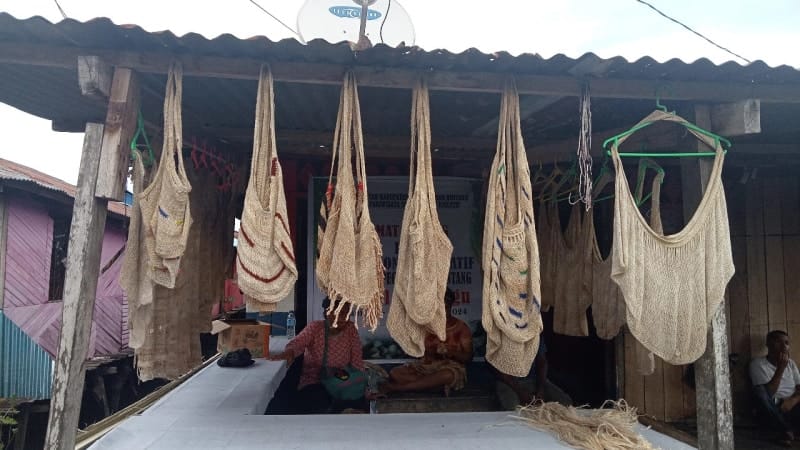 Noken hasil kerajinan tangan Kelompok Ekonomi Kreatif Kabupaten Pegunungan Bintang yang dipamerkan di Festival Ulat Sagu Kampung Yoboi, Kabupaten Jayapura, Papua pada Kamis (21/11/2024). - Jubi/Aida Ulim.