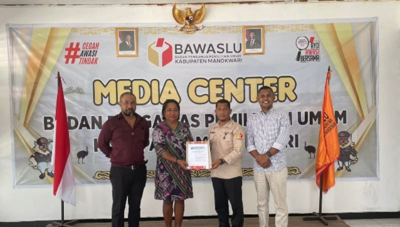 Koordinator DEEP Papua Barat dan Kabupaten Manokwari menemui Ketua Bawaslu Samsudin Renuat. - Jubi/Adlu Raharusun.