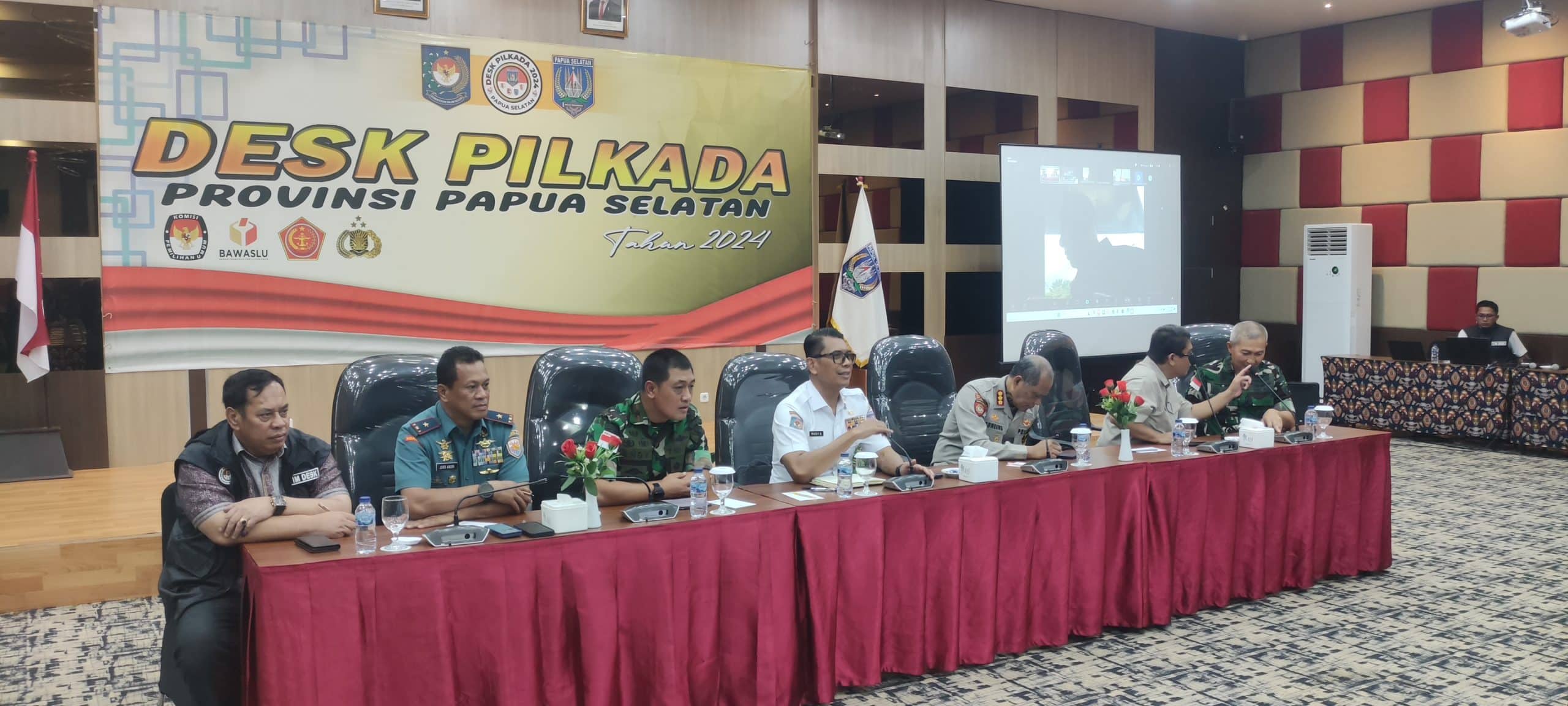 Pj Gubernur Papua Selatan Rudy Sufahriadi bersama Pj Sekda Maddaremeng memantau proses pemungutan suara di empat kabupaten melalui Zoom dari Desk Pilkada Papua Selatan di Kabupaten Merauke. – Jubi/Emanuel Riberu