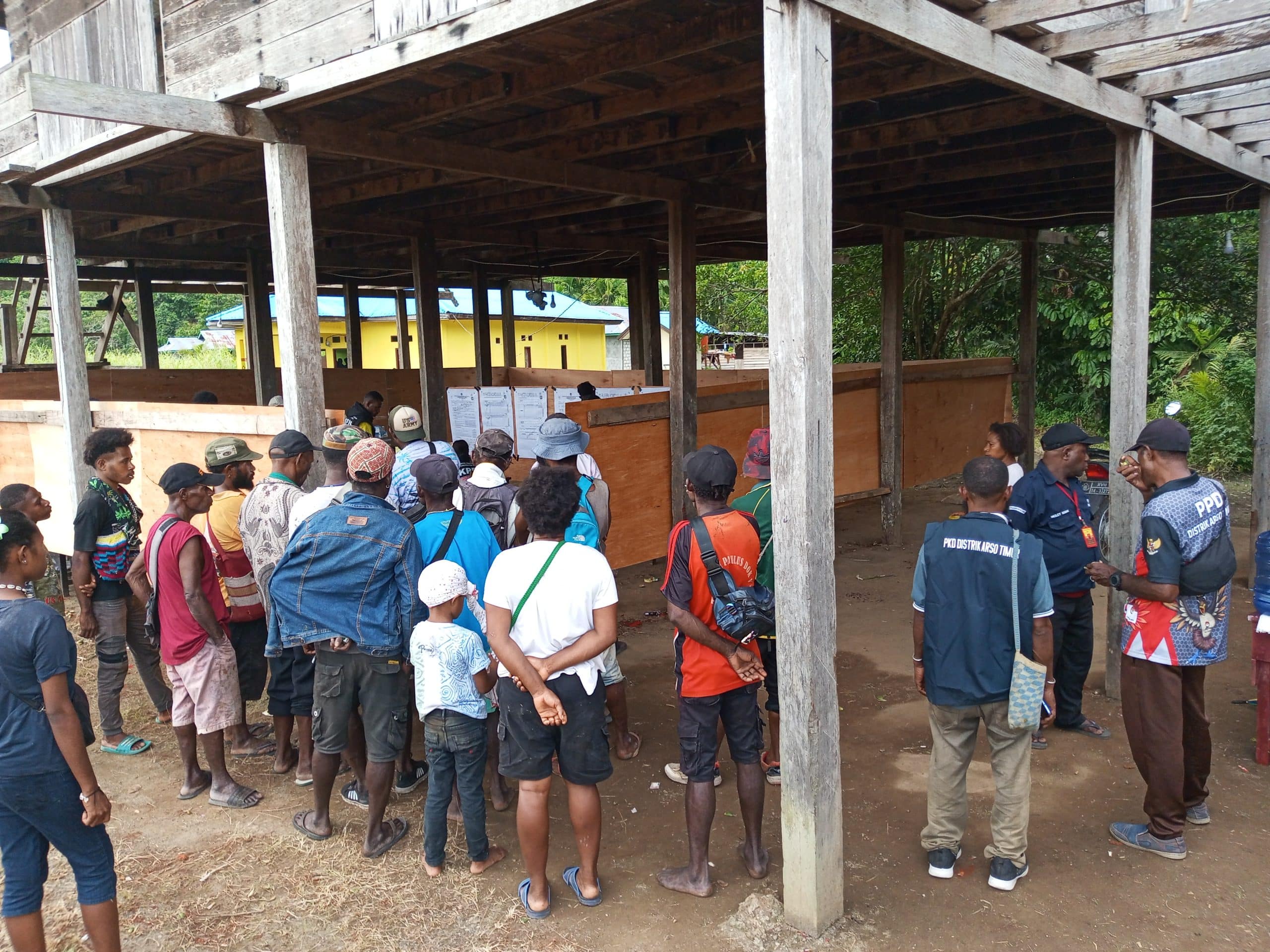 Tampak antusiase warga mendengarkan hasil penghitungan suara di TPS 02 Kampung Skopro Distrik Arso Timur, Keerom, Papua pada Rabu 27/11/2024). -Hans Makabori