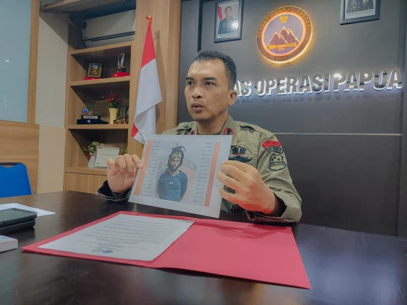 Kasatgas Humas Ops Damai Cartenz-2024, Kombes Pol Bayu Suseno menunjukkan foto TPNPB Puncak Jaya, Oni Enumbi, yang ditangkap di area Warung Biru, depan Polres Puncak Jaya, Kota Mulia, pada Rabu (27/11/2024). - IST