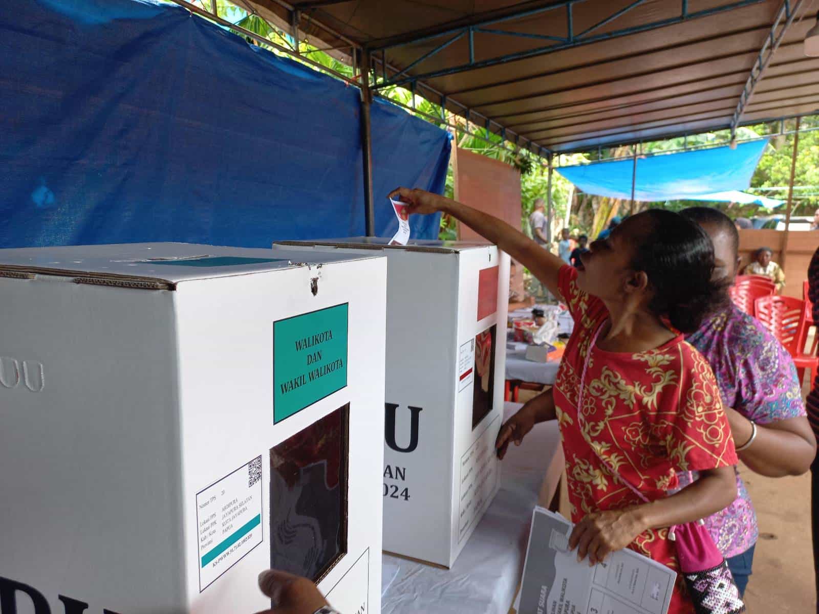 Salah satu pemilih di TPS 20 Kelurahan Ardipura, Kota Jayapura, Papua menyalurkan hak suaranya dalam pemilihan Gubernur dan Wakil Gubernur Papua serta Walikota dan Wakil Walikota Jayapura, Rabu, 27 November 2024. - Jubi/Yuliana Lantipo