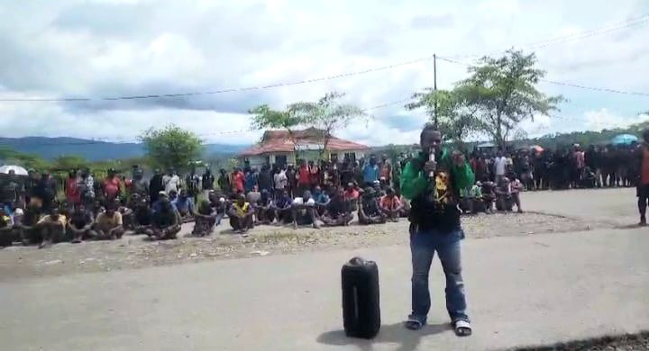 Suasana demonstrasi di Kenyam, Kabupaten Nduga, Papua Pegunungan, pada Rabu (4/12/2024), memprotes kinerja KPU Nduga – Dok. pribadi untuk Jubi.