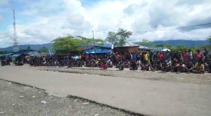 Suasana demonstrasi di Kenyam, Kabupaten Nduga, Papua Pegunungan, pada Rabu (4/12/2024), memprotes kinerja KPU Nduga – Dok. pribadi untuk Jubi.