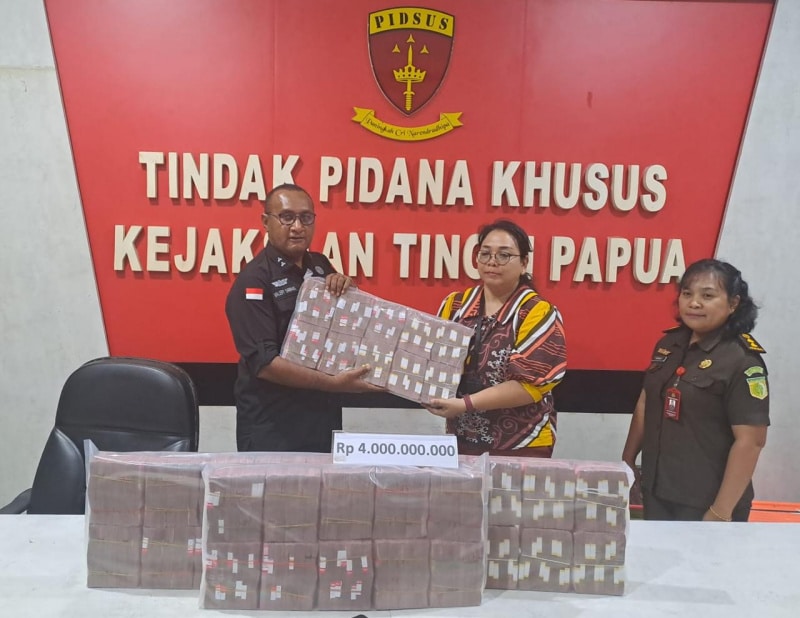 Kepala Seksi Penyidikan Bidang tindak pidana khusus Kejaksaan Tinggi Papua Valery Dedy Sawaki saat menyerahkan uang tunai kepada pihak Bank untuk dititipin di kas negara. - IST