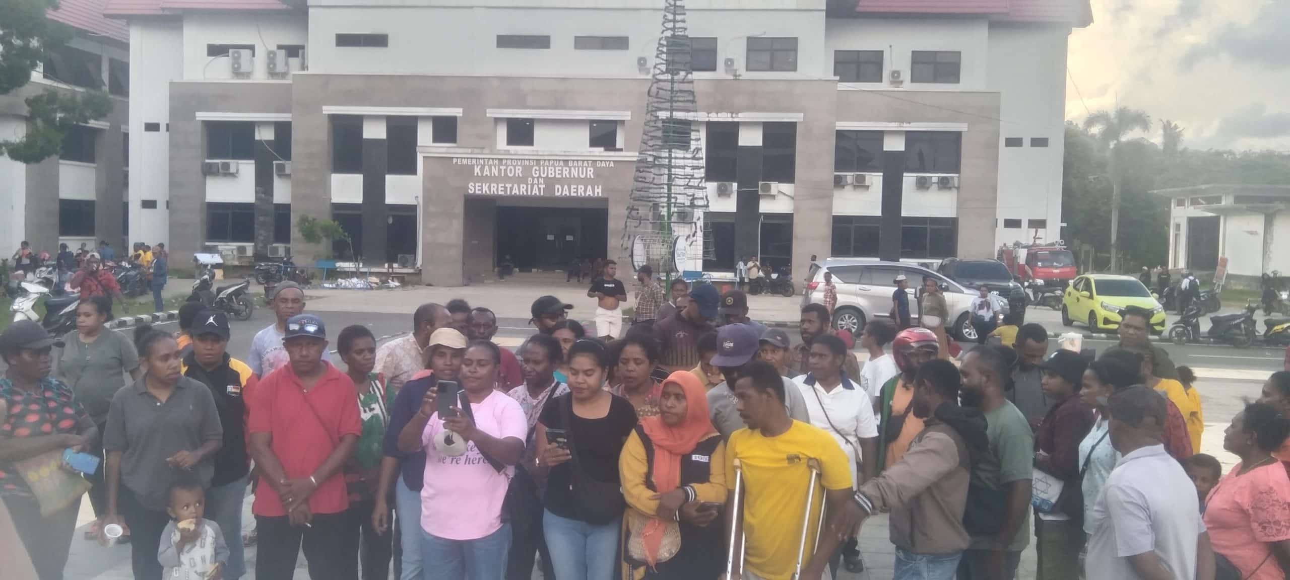 Para pencaker OAP dibubarkan paksa oleh oknum Pejabat Pemprov Papua Barat Daya saat lakukan aksi damai menyambut Natal - Jubi/Gamaliel M Kaliele