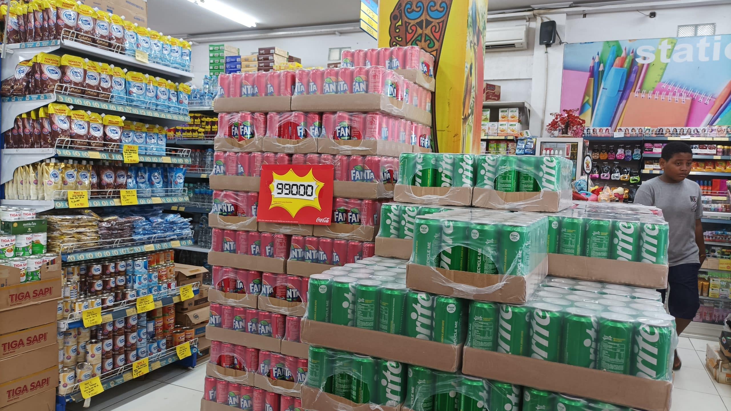 Tumpukan minuman soda di salah satu supermarket di Sentani, Kabupaten Jayapura, Papua. (Jubi/Fitri Ramadhani)