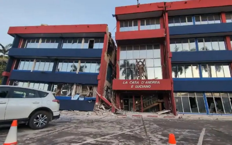 Gedung Kedutaan Besar Selandia Baru, AS, Inggris, dan Prancis di Port Villa, ibu kota Republik Vanuatu, rusak parah akibat gempa bumi, Selasa (17/12/2024). - Jubi/RNZ Pasifik/Dan McGarry.