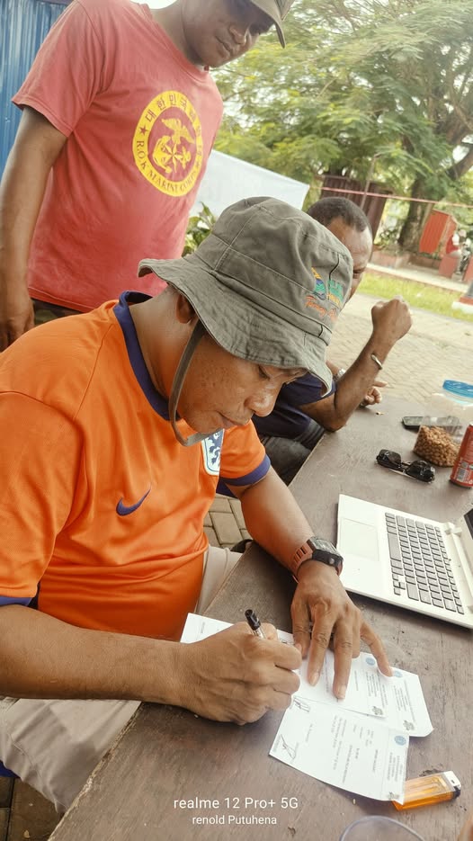 Dirk Putuhena, Koordinator Suporter Napi Bongkar, sedang mendata para suporter yang akan berangkat dari Biak ke Jayapura untuk mendukung PSBS Biak melawan Persib Bandung. ( Jubi/Facebook.com)
