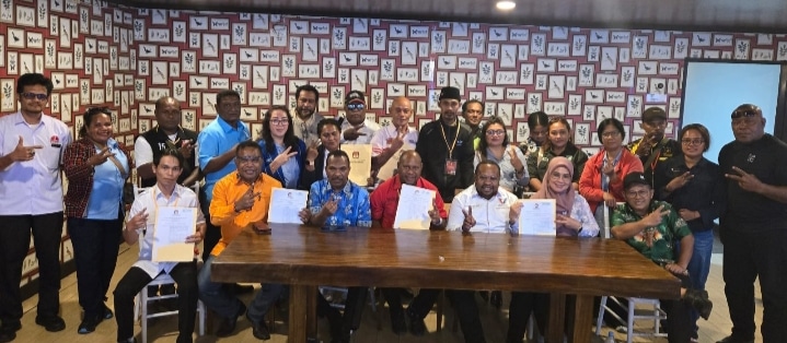 Koalisi partai pendukung Gubernur dan Wakil Gubernur Papua Barat terpilih, Dominggus Mandacan dan Mohammad Lakotani, saat mendukung proses pelantikan sesuai keputusan pemerintah pusat. – Jubi/Adlu Raharusun.