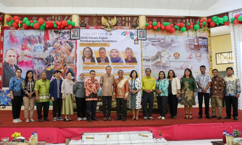 Australian National University (ANU) Indonesia Project dan KONEKSI menggelar Forum Kajian Pembangunan (FKP) di Papua bertajuk “Prospek Transisi Energi: Perspektif Nasional dan Regional di Indonesia” pada 13–16 Januari 2025 di tiga lokasi berbeda, yaitu, Manokwari, Jayapura, dan Merauke. - IST