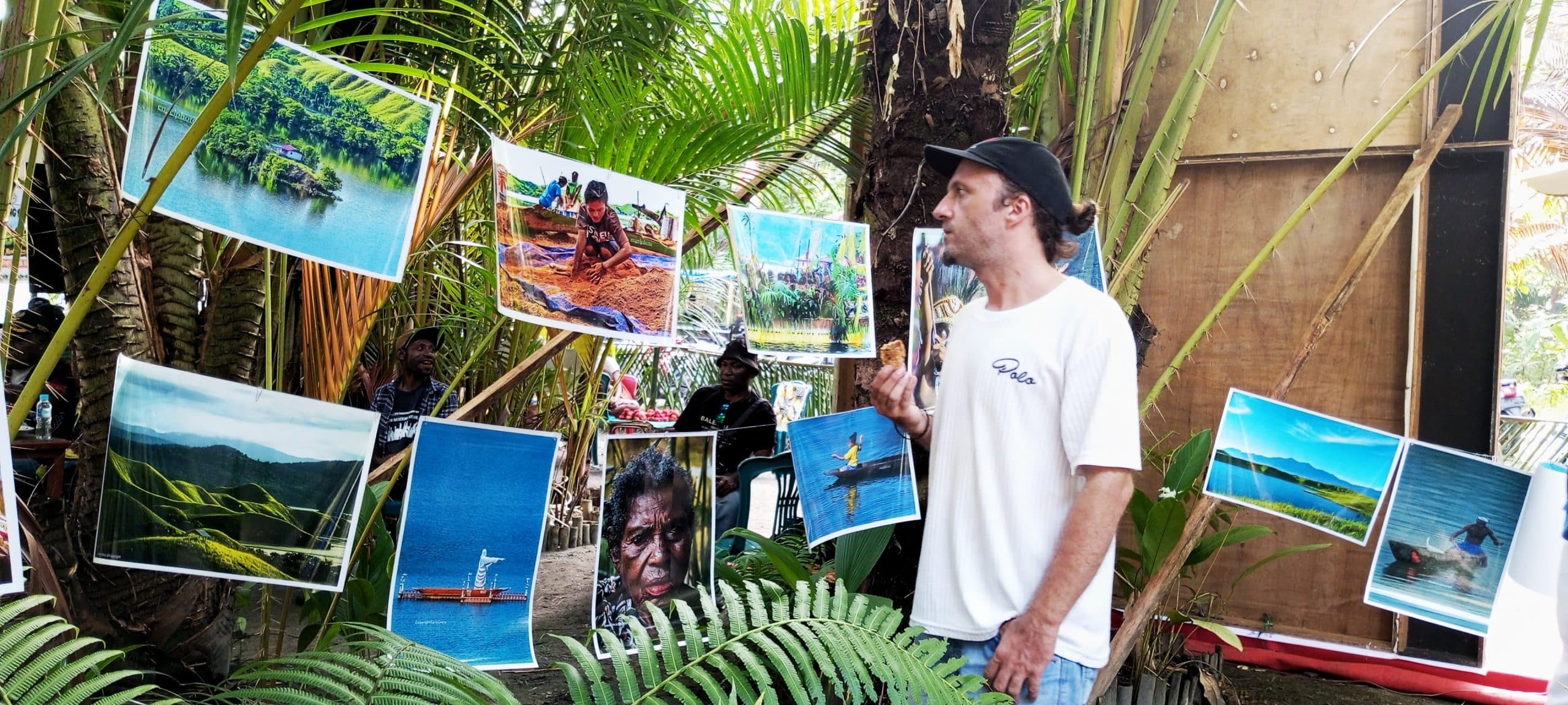 Jakub Skrzypski, wisatawan asing asal Polandia, sedang melihat foto-foto yang dipajang di Dusun Sagu Kampung Sere, Sentani, Kabupaten Jayapura, Papua, Rabu (22/1/2025). - Jubi/Pes Yanengga.