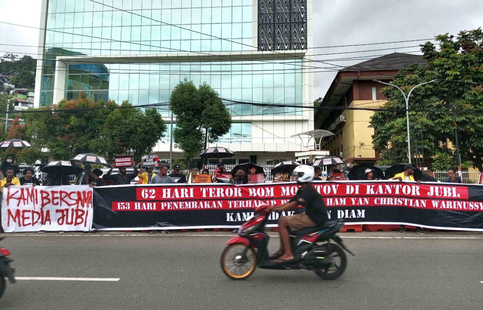 Koalisi Advokasi Keadilan dan Keselamatan Jurnalis di Tanah Papua menggelar demonstrasi damai menuntut pengungkapan kasus teror bom molotov di Kantor Redaksi Jubi di depan Mapolda Papua di Kota Jayapura, Papua, Selasa (17/12/2024). – Jubi/Theo Kelen