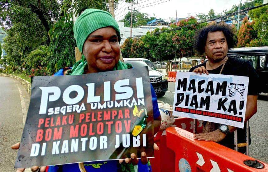 Aktivis Koalisi Advokasi Keadilan dan Keselamatan Jurnalis di Tanah Papua mendesak polisi segera mengungkap kasus teror bom molotov di Kantor Redaksi Jubi saat unjuk rasa di depan Mapolda Papua di Kota Jayapura, Papua, Selasa (17/12/2024). – Jubi/Yuliana Lantipo