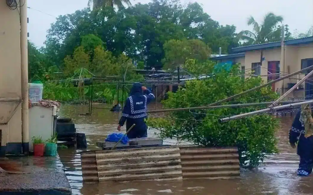 Petugas polisi Fiji membantu warga di Divisi Utara saat Siklon Tropis Rae mendekati wilayah tersebut, Senin, 24 Februari 2025 – Jubi/RNZ Pasifik/Kepolisian Fiji