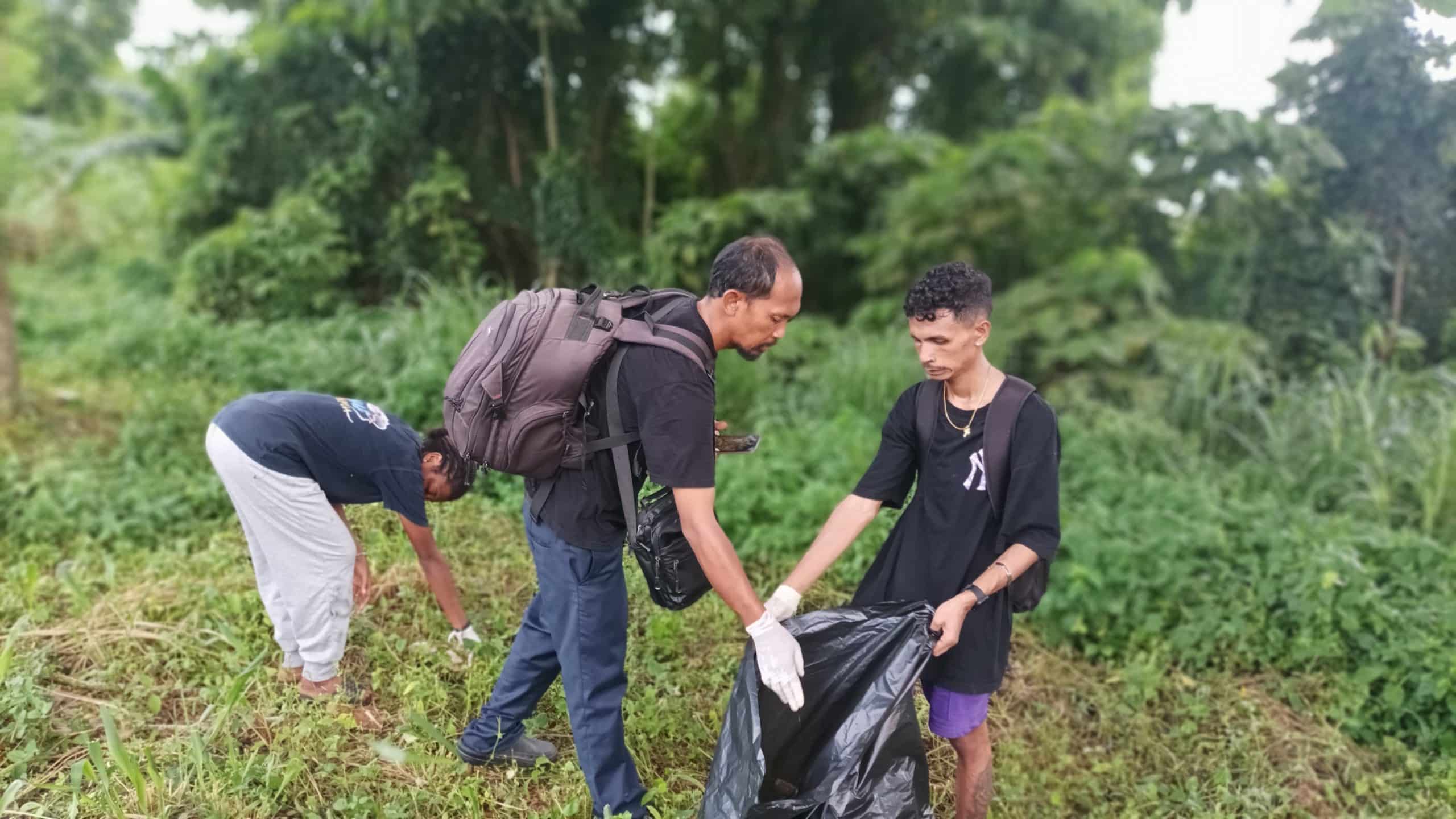 Aksi relawan komunitas memungut sampah di sekitar Pertigaan Jalan Genyem, Kabupaten Jayapura, Sabtu (15/2/2025). -Jubi/Fitri Ramadhani
