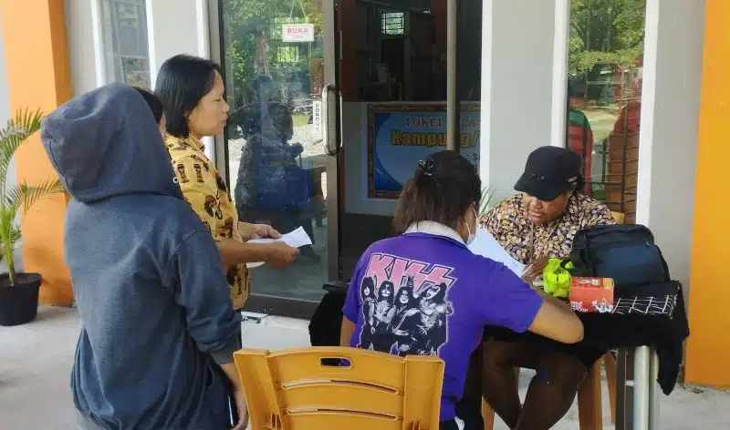Kepala Kampung Doyo Baru, Marice Yappo, saat melayani masyarakat yang datang mengurus dokumen kependudukan di kantor kampung. - Jubi/Engel Wally.