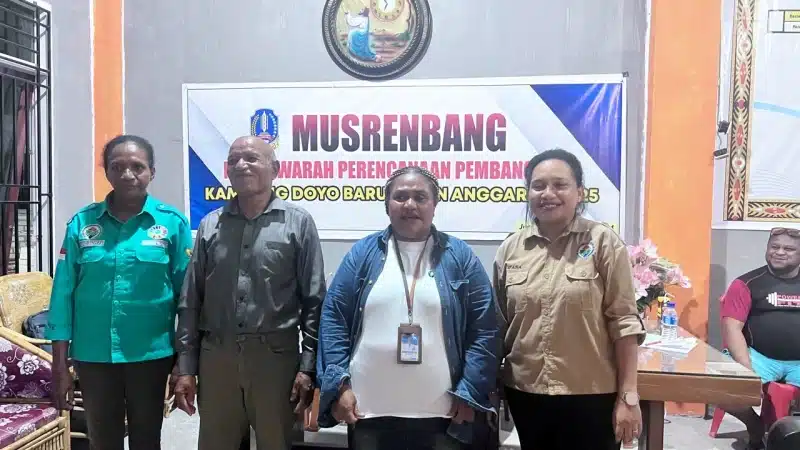 Foto bersama kepala kampung dan pengurus Bamuskam Kampung Doyo Baru - Jubi/ist