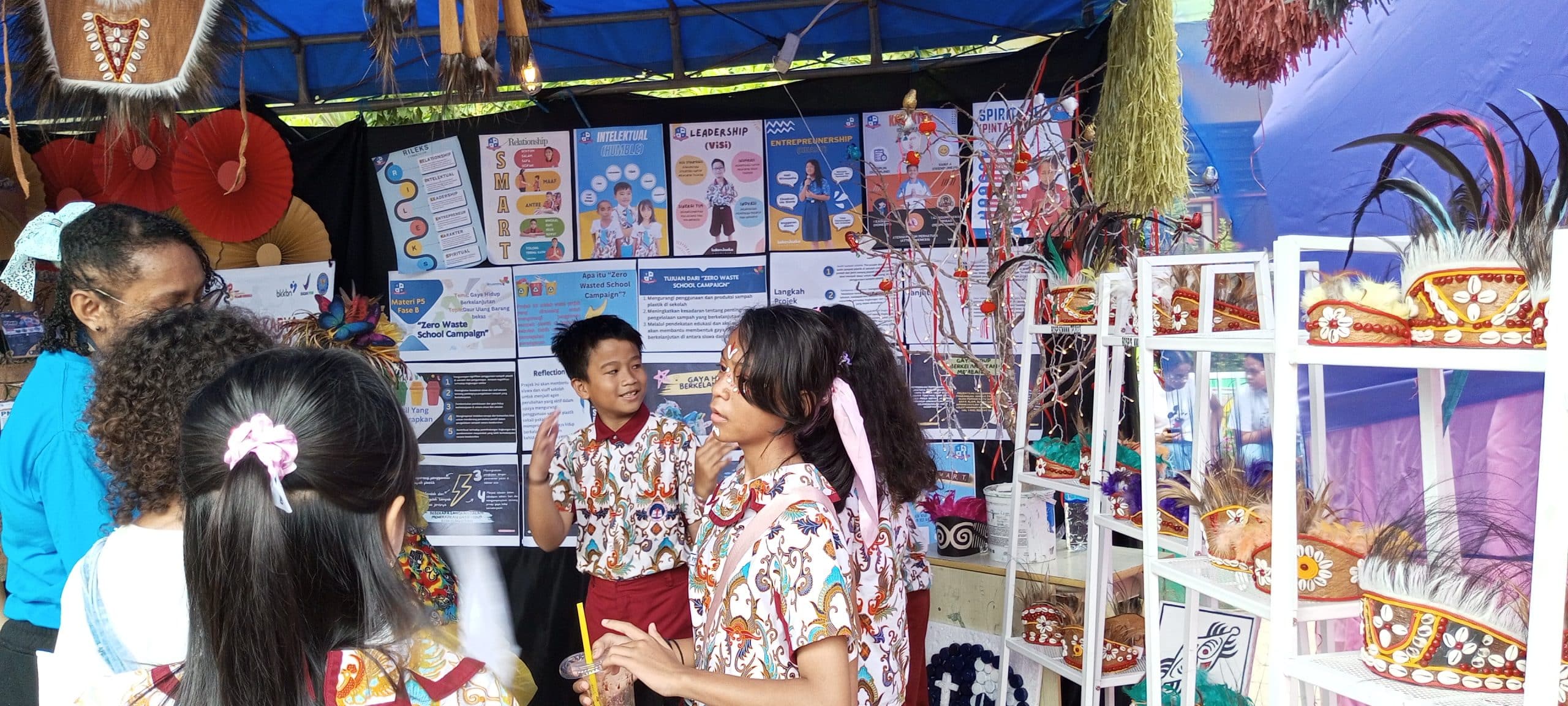 Nathanael Pangaribuan (10), siswa kelas 5 SD Kristen Kalam Kudus, saat menjelaskan hasil karya mereka di Festival IKM Gugus VII di SD Negeri Inpres Kotaraja, Distrik Abepura, Kota Jayapura, Papua, pada Jumat (21/2/2025). – Jubi/Pes Yanengga