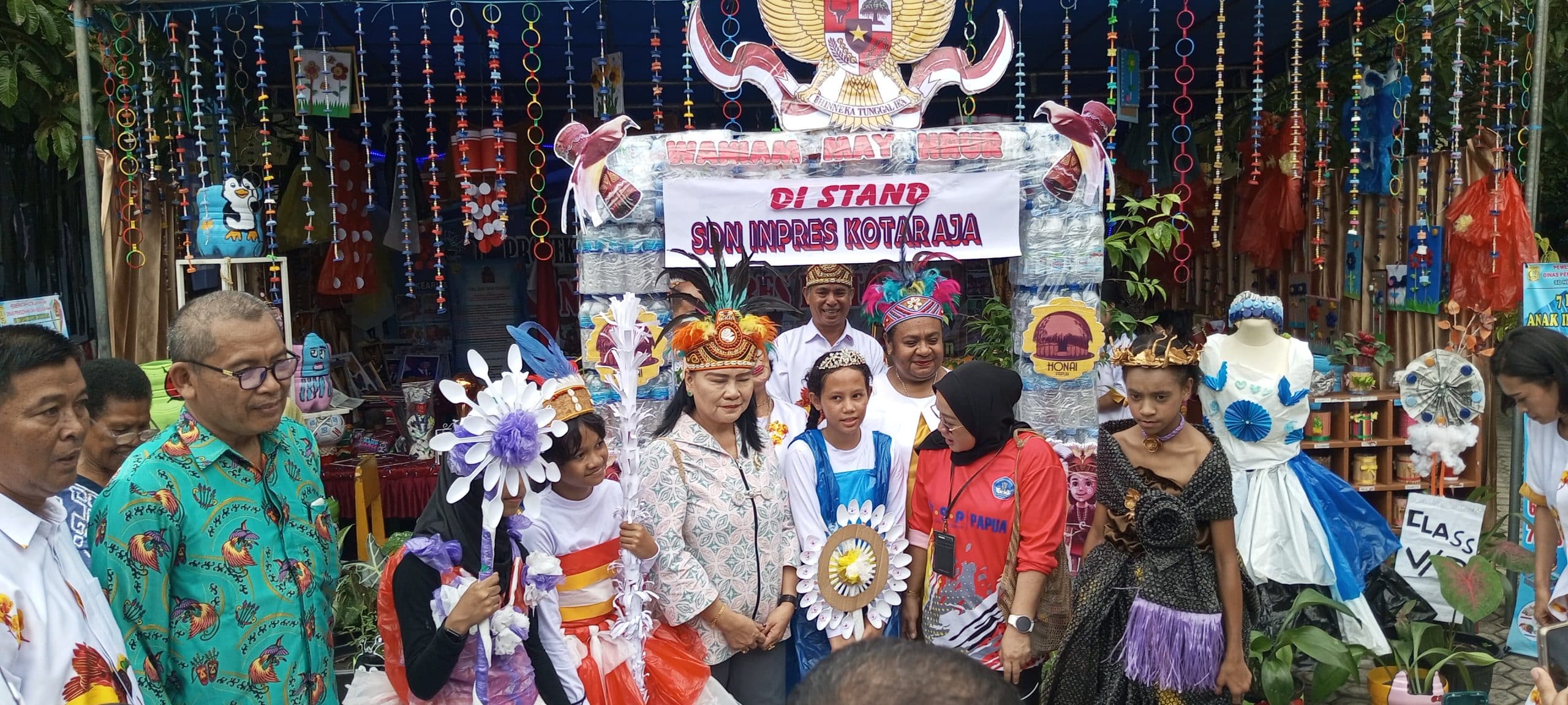 Kepala BGP Papua, Fatkurohmah (mengenakan jilbab hitam), didampingi siswa SDN Inpres Kotaraja, mengunjungi stan sekolah dalam Festival IKM Gugus VII di SD Negeri Inpres Kotaraja, Distrik Abepura, Kota Jayapura, Papua, Jumat (21/2/2025). – Jubi/Pes Yanengga