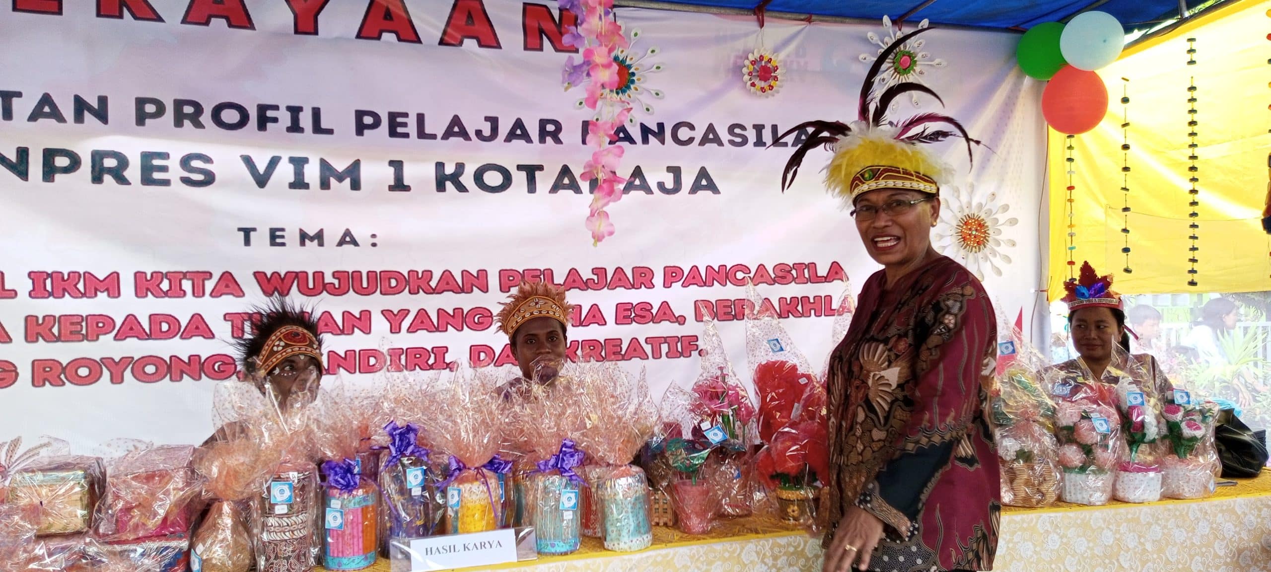 Kepala Sekolah SD Negeri VIM 1 Kotaraja, Agus Trisna Sakti Mekawa, menjelaskan hasil karya siswa dalam Festival IKM Gugus VII di SD Negeri Inpres Kotaraja, Distrik Abepura, Kota Jayapura, Papua, pada Jumat (21/2/2025). – Jubi/Pes Yanengga