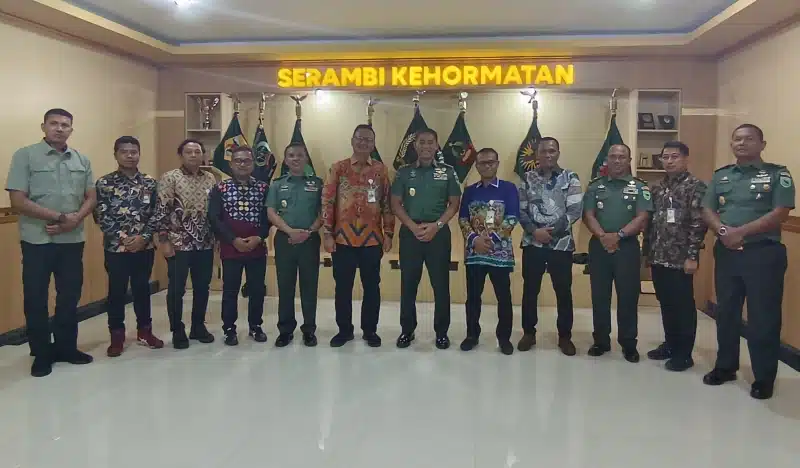 Manajemen Pertamina Patra Niaga Regional Papua Maluku foto bersama di Kodam XVIII/Kasuari, Kamis (20/2/2025). - IST