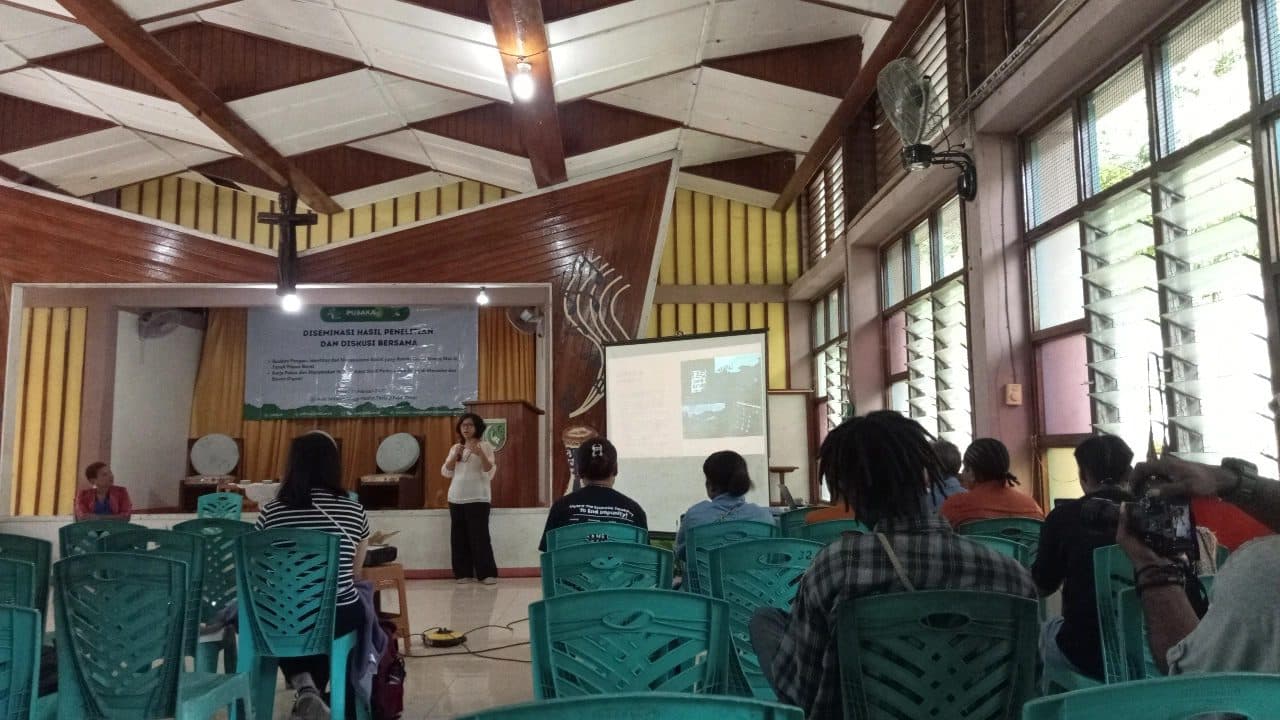 Laksmi Adriani Savitri Peneliti Agraria dan Pangan saat mempresentasikan hasil penelitian tentang budaya pangan, tanah dan identitas orang Moi di dua kampung yaitu Kampung Sakarum dan Kampung Klatomok Sorong. Di STT Fajar Timur, Kota Jayapura, Papua pada Senin (24/02/2025).- Jubi/Aida Ulim
