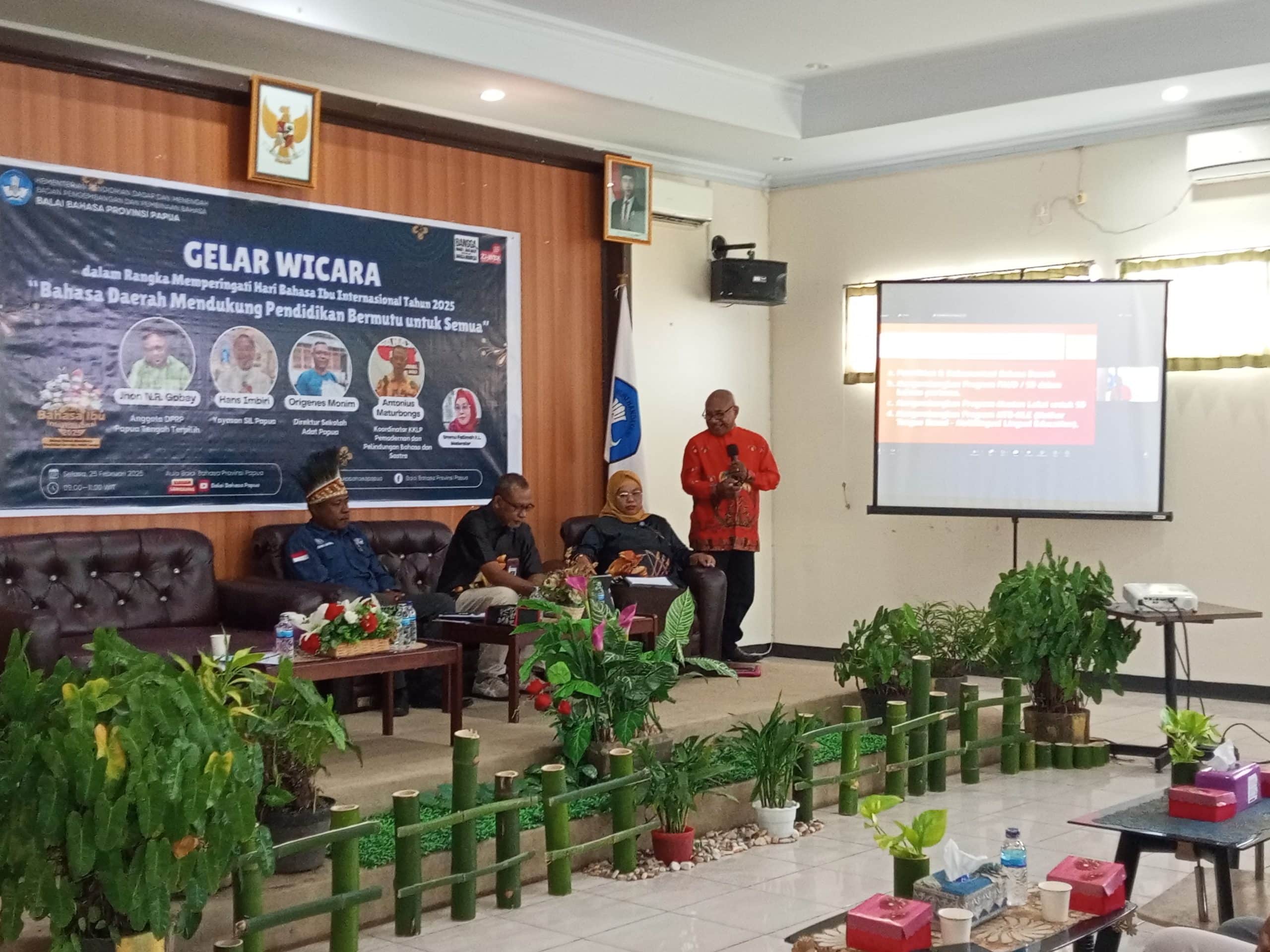 Praktisi dan pemerhati bahasa ibu Waropen, Pdt. Hans D. Imbiri, saat memberikan materi pada kegiatan Gelar Wicara di Aula Balai Bahasa Papua, Selasa (25/2/2025). - Jubi/Hans Makabori
