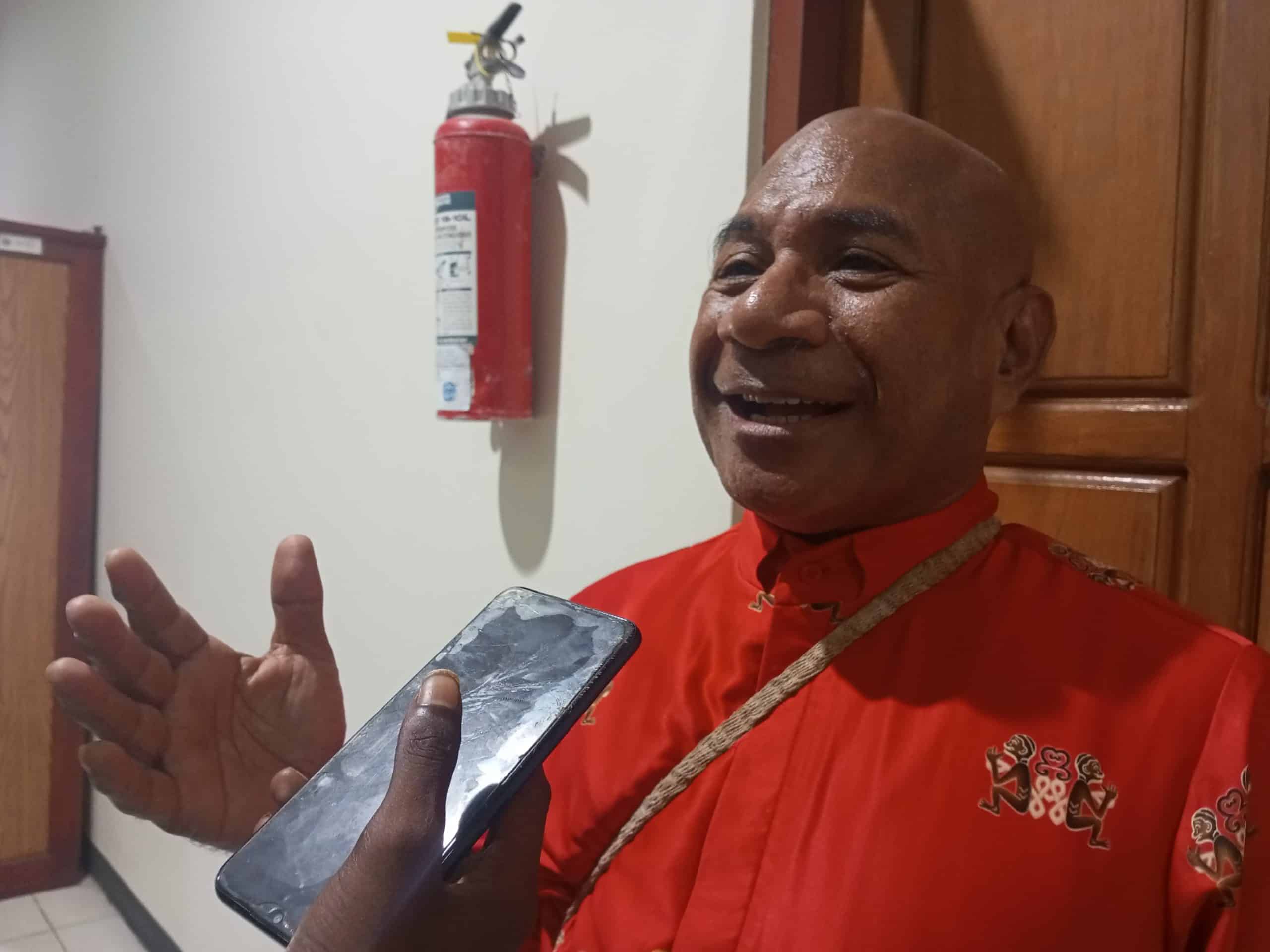 Praktisi dan pemerhati bahasa ibu Waropen, Pdt. Hans D. Imbiri, saat memberikan materi pada kegiatan Gelar Wicara di Aula Balai Bahasa Papua, Selasa (25/2/2025). - Jubi/Hans Makabori
