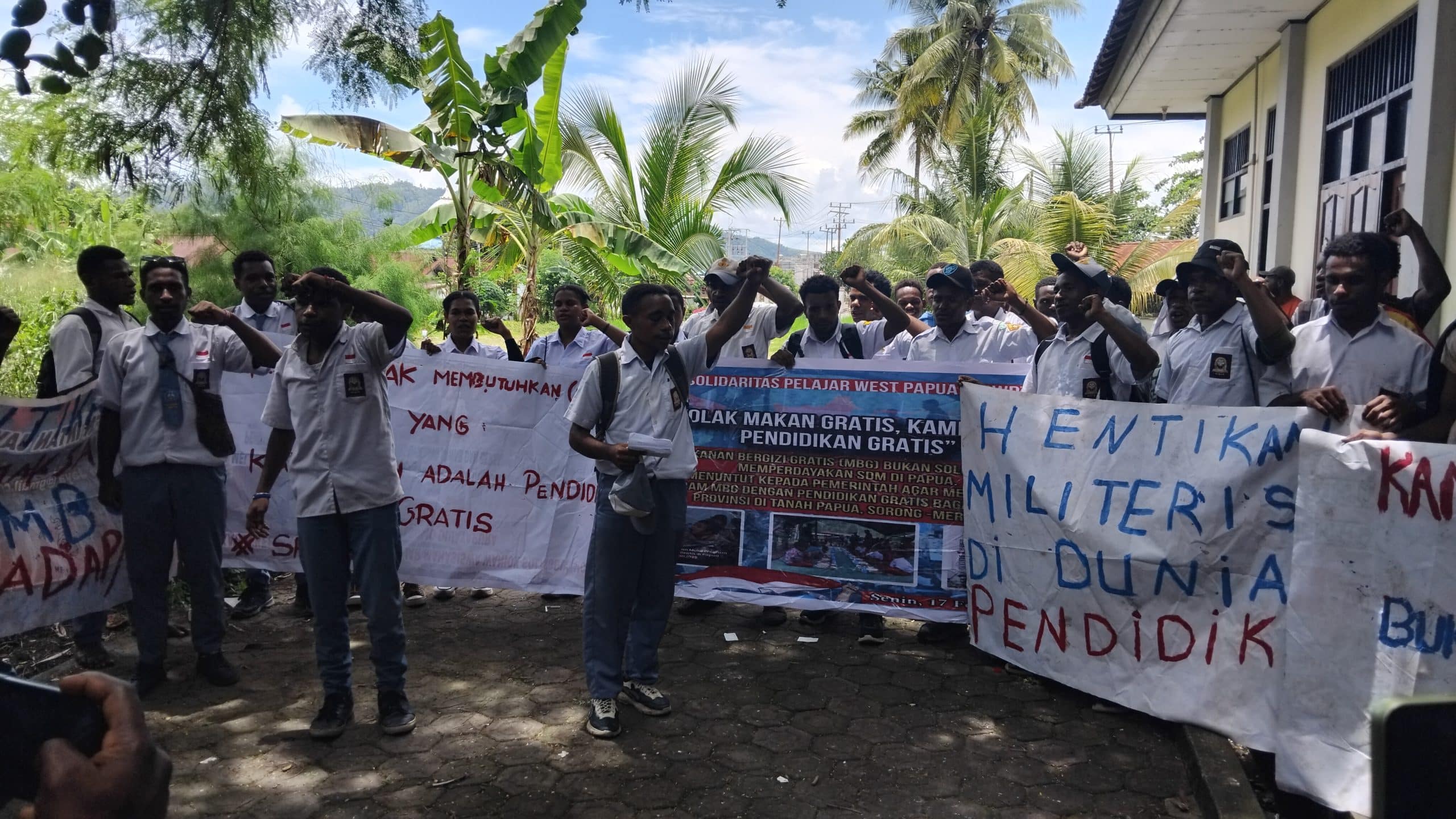 Aksi demo Solidaritas Pelajar West Papua menolak MBG di Kota Jayapura, Papua pada Senin (17/2/2025).-Jubi/Larius Kogoya.