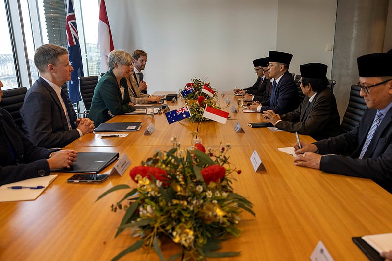 Senator the Hon Penny Wong, Menteri Luar Negeri, bertemu dengan Yang Mulia Sugiono, Menteri Luar Negeri Indonesia di Sydney pada Kamis 20 Maret 2025. Delegasi Australia: •Senator the Hon Penny Wong, Menteri Luar Negeri •Dr Anna Oldmeadow, Wakil Kepala Staf, Kantor Menteri Luar Negeri •Mr Malcolm Paterson, Penasihat, Kantor Menteri Luar Negeri •Mr Roderick Brazier, Duta Besar Australia untuk Republik Indonesia •Ms Michelle Chan, Wakil Sekretaris, Grup Asia Selatan dan Tenggara, DFAT •Dr Lauren Bain, Asisten Sekretaris Pertama, Divisi Maritim Asia Tenggara, DFAT Delegasi Indonesia: •HE Sugiono, Menteri Luar Negeri •HE Dr Siswo Pramono, Duta Besar Indonesia untuk Australia •Mr Cecep Herawan, Sekretaris Jenderal, Kementerian • Rolliansyah Soemirat, Juru Bicara Kementerian Luar Negeri • Adi Dzulfuat, Direktur Kementerian Luar Negeri. – Jubi/ Public-Affairs-JAKT@dfat.gov.au