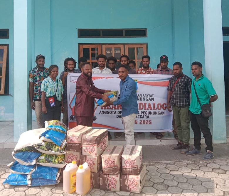 Anggota DPR Papua Pegunungan Noce Wonda secara simbolis menyerahkan sembako kepada mahasiswa di Asrama Kembu, Kota Jayapura, Papua, pada Jumat (7/3/2025). – Jubi/Pes Yanengga