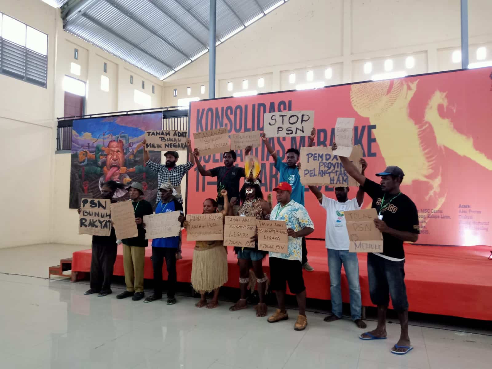 Asisten I Sekda Provinsi Papua Selatan, Agustinus Joko Guritno, menandatangani penolakan PSN, didampingi Wakil Menteri HAM Mugiyanto Sipin dan Ketua Komnas HAM RI Agnike Nova Sigiro, di Gedung Petrus Vertenten, Merauke, Jumat (14/3/3035) siang. – Jubi/dam