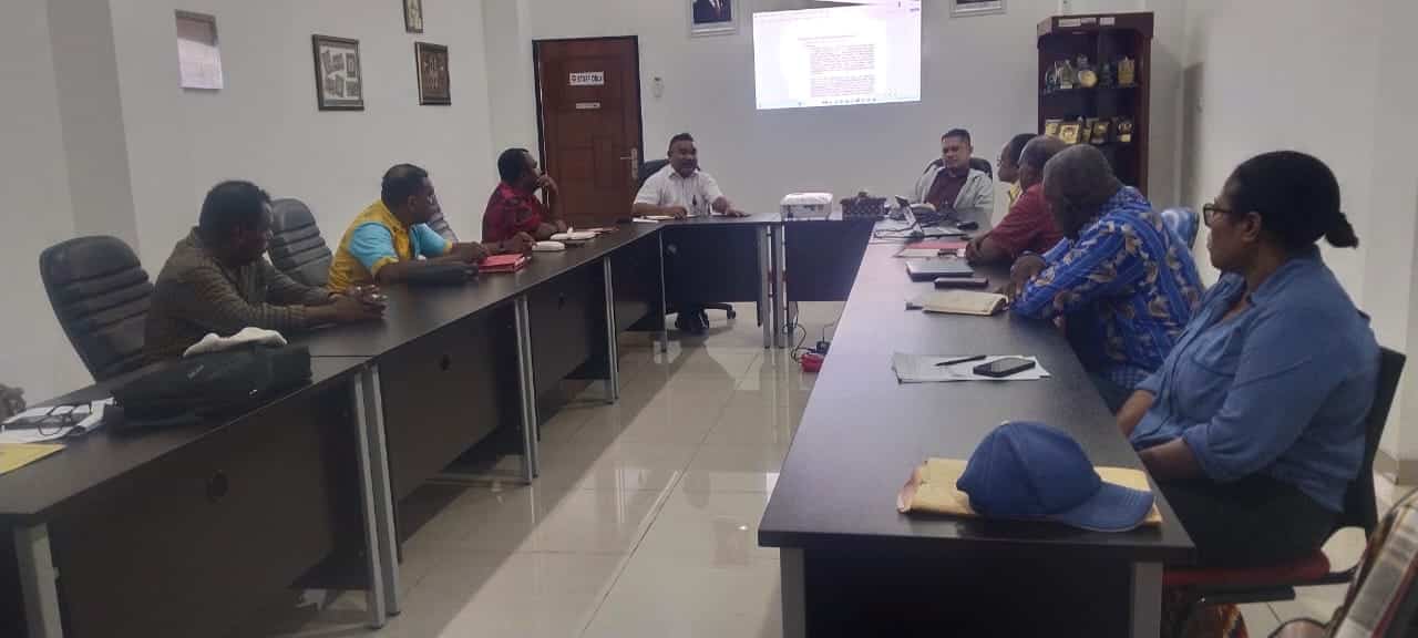 Suasana saat FPKPMA Tabi Saireri melakukan pertemuan dengan Ombudsman Papua. – Jubi/Doc